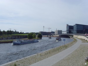 Reger Schiffsverkehr auf der Spree, Regierungsviertel, Berlin Mitte